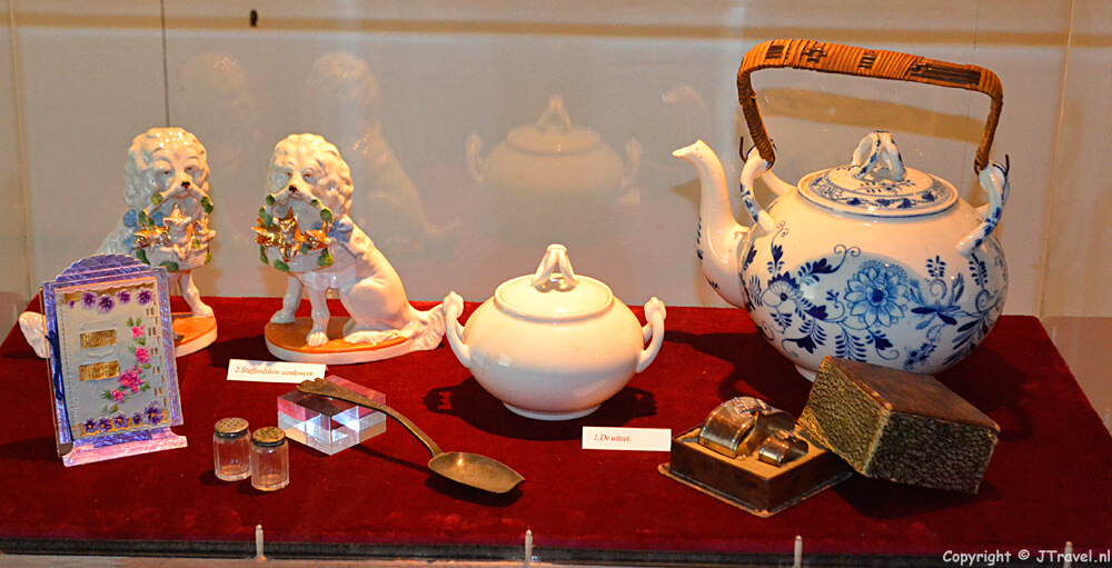 De tentoonstelling 'Meer dan mooi' op zolder in de Oudheidkamer in Den Burg