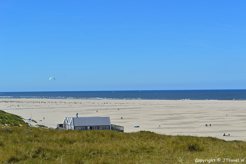 Het strand bij de vuurtoren