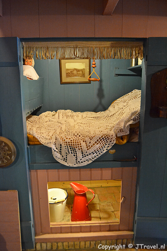 Een bedstee in de stolpboerderij in het Cultuurhistorisch Museum Texel in De Waal