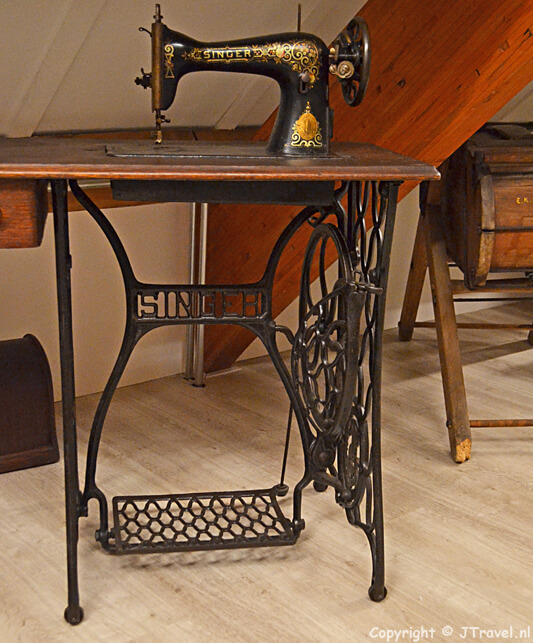Een naaimachine in het Cultuurhistorisch Museum Texel in De Waal