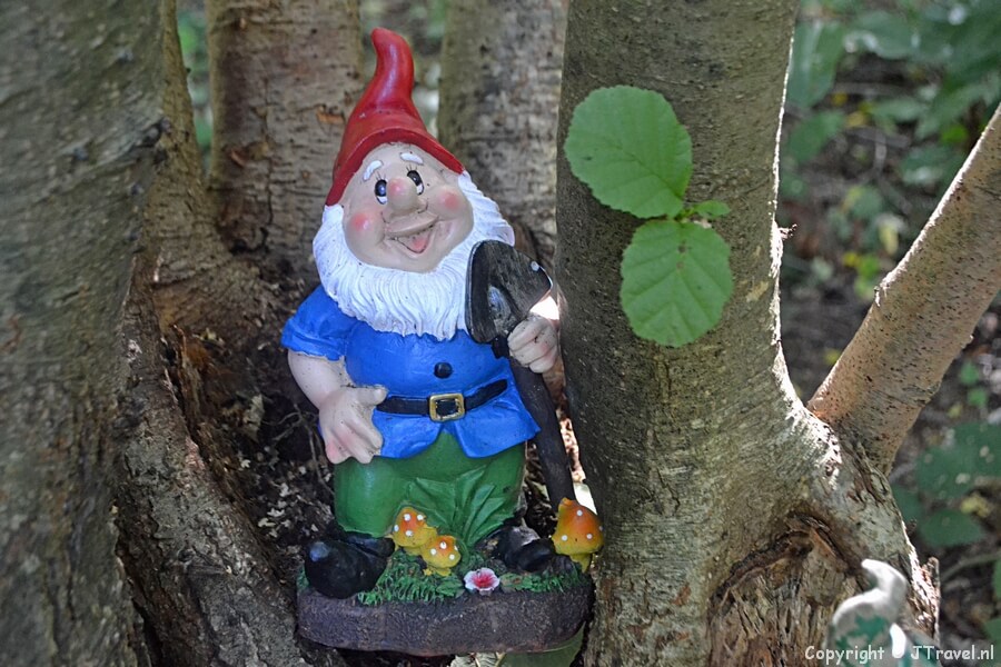Een kabouter in het kabouterdorp bij Kasteel Keukenhof, augustus 2020