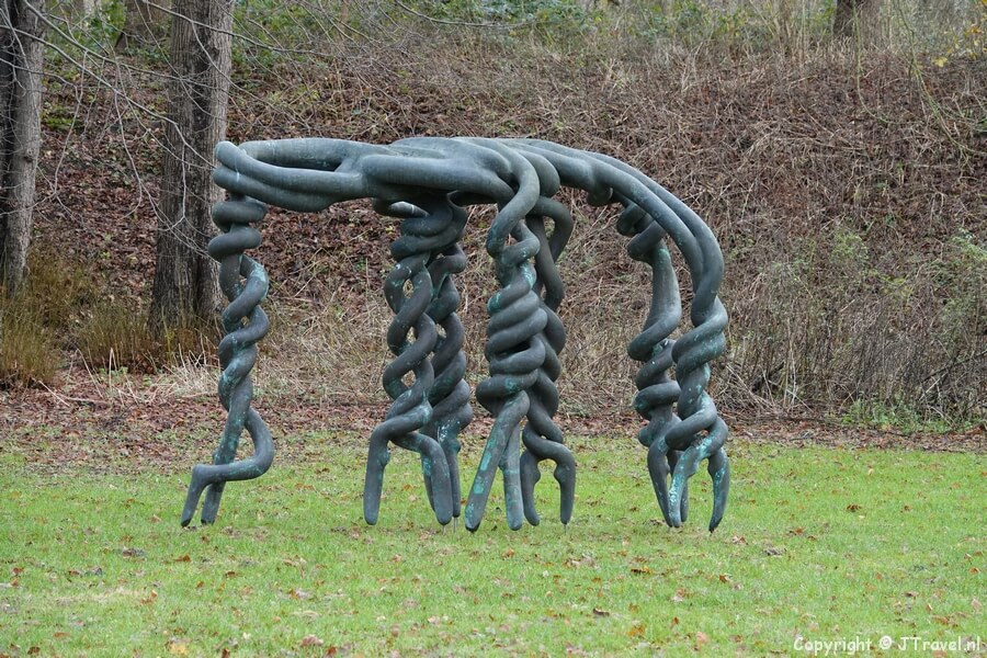 Kunstwerk Zonder titel van Louise Schouwenberg tijdens de kunstroutewandeling op het terrein van Kasteel Keukenhof in Lisse