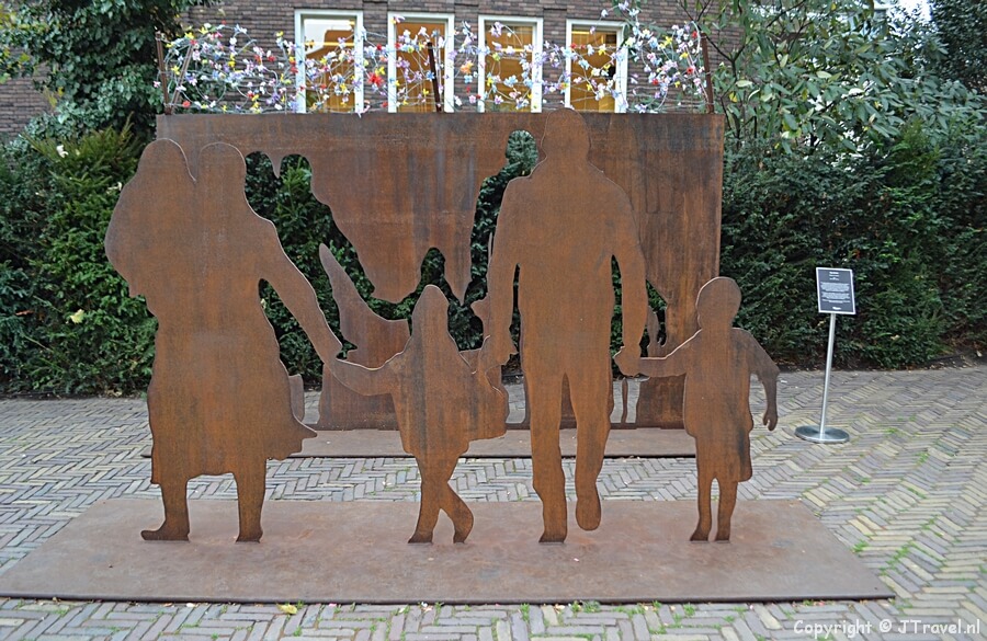 'Refugees are welcome' van Icy & Sot in de tuin van het Moco Museum in Amsterdam