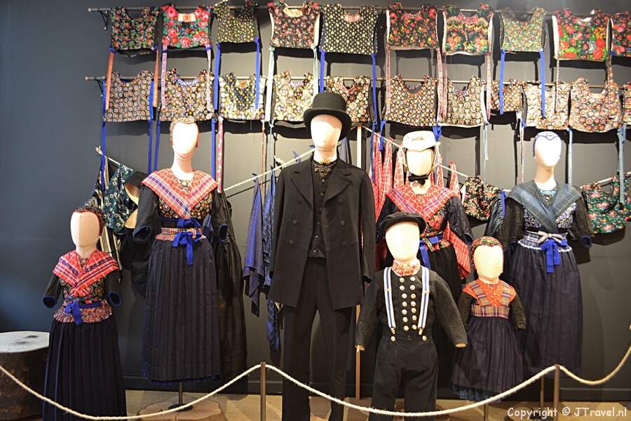 Klederdracht uit Staphorst in het Klederdrachtmuseum in Amsterdam