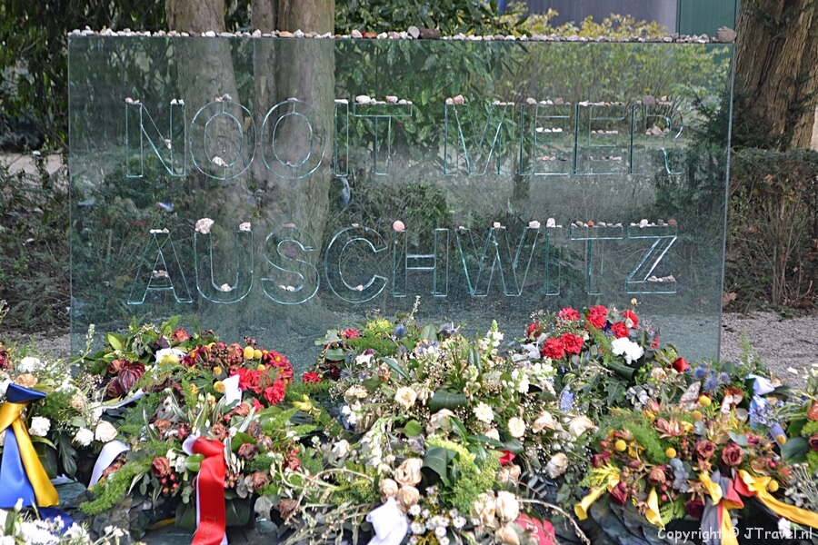 Het Spiegelmonument in het Wertheimpark in Amsterdam