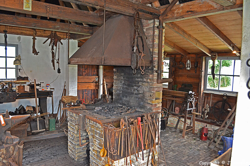De binnenkant van de smederij in het Kaap Skil Museum in Oudeschild