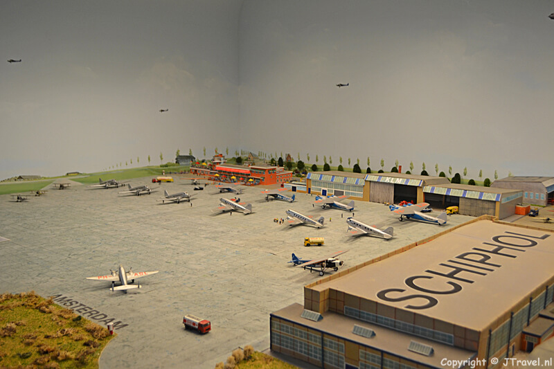 Een maquette van Schiphol in het Luchtvaart- en Oorlogsmuseum Texel bij het vliegveld