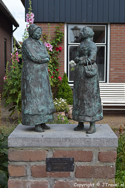 Beeld van de vissersvrouwen in Oosterend