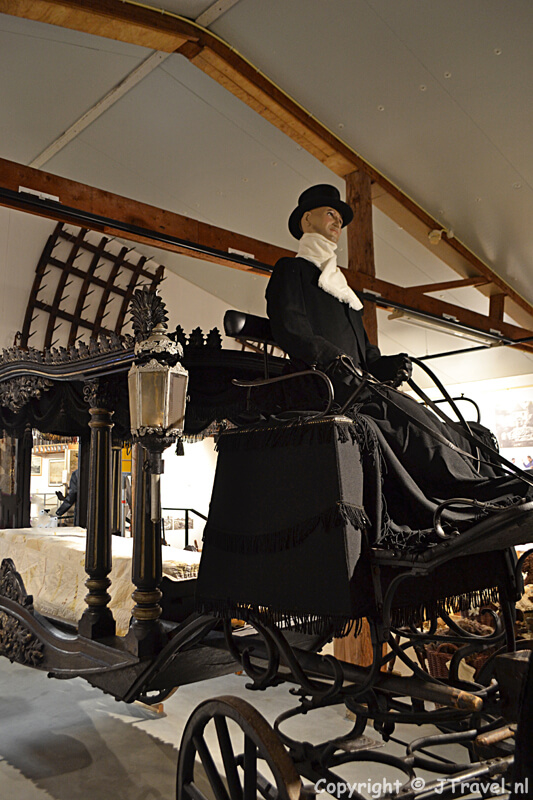 Een lijkwagen in het Cultuurhistorisch Museum Texel in De Waal