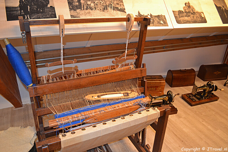 Een weefgetouw in het Cultuurhistorisch Museum Texel in De Waal