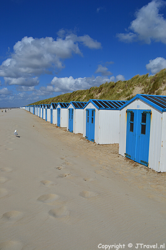 Strandhuisjes op het strand in De Koog