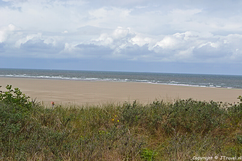 Uitzicht vanaf de vuurtoren naar het strand