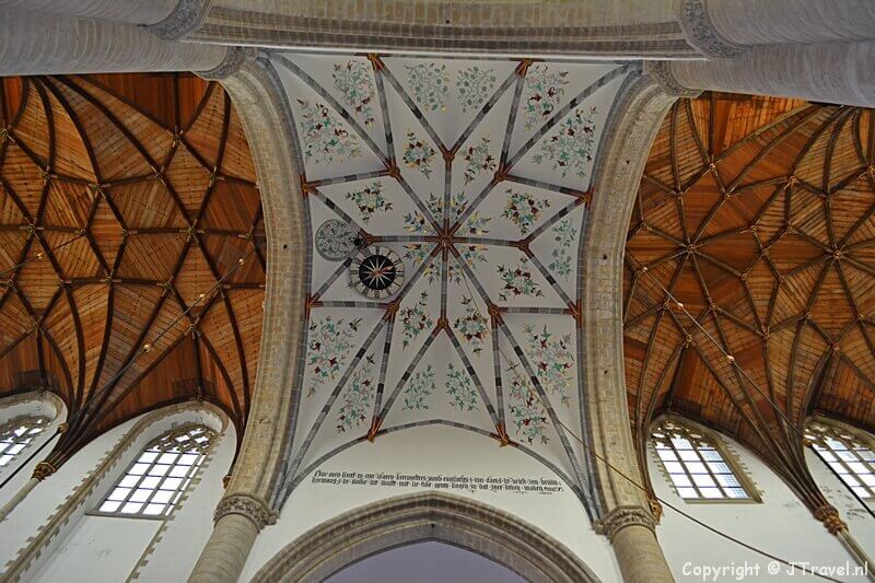 Het plafond van de St. Bavokerk in Haarlem
