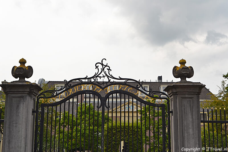 Het stalen hek van het Hofje van Oorschot in Haarlem