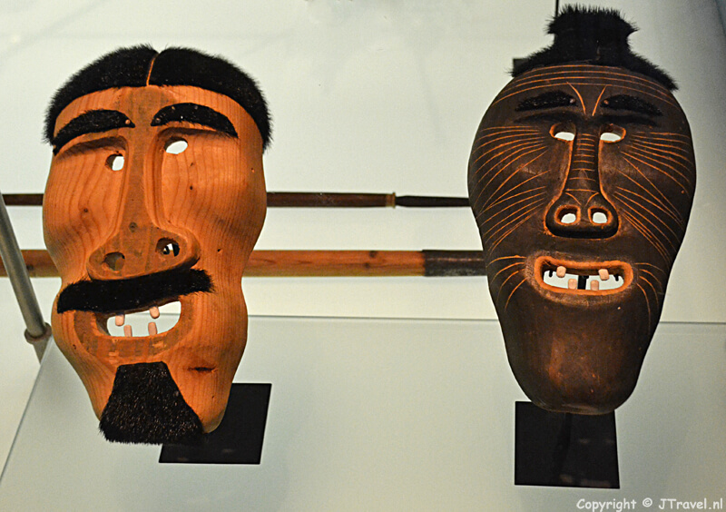 Maskers op de tentoonstelling Noordpoolgebied en Noord-Amerika van Museum Volkenkunde in Leiden