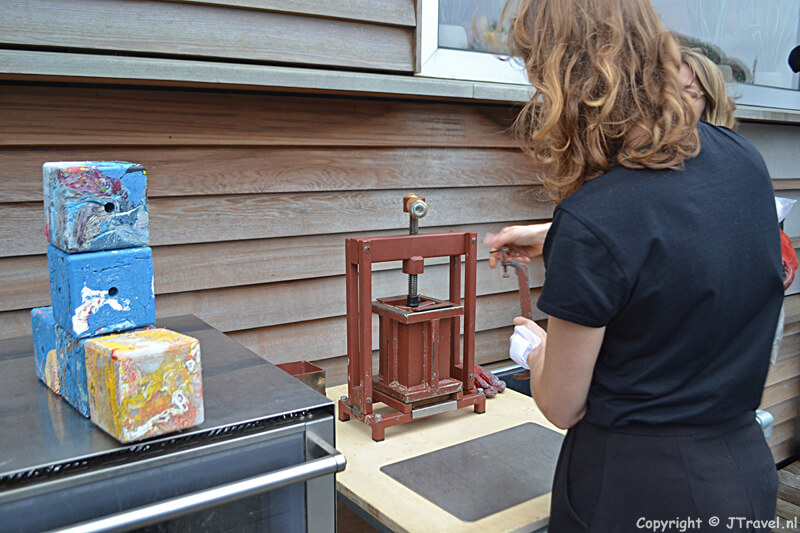 Het maken van de plastic blokken van WastedLab tijdens de workshop 'Verdien geld met je plastic afval' op de GeWoonboot tijdens de Instameet 24H Noord