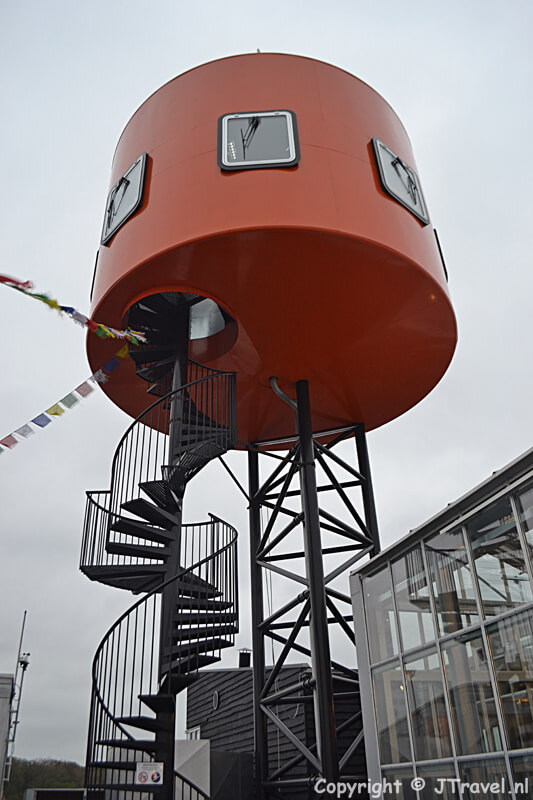 De rode toren vanaf het terras van de hoogste kas van Amsterdam HoogtIJ in Amsterdam Noord tijdens de Instameet 24H Noord
