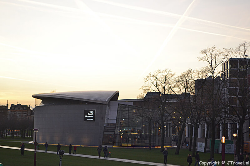 De buitenkant van het Van Gogh Museum aan de kant van het Museumplein in Amsterdam
