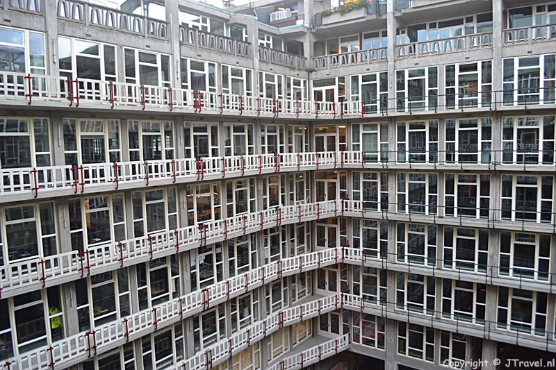 Eรฉn van de binnenplaatsen van het Groot Handelsgebouw vanaf de galerij van de 4e etage