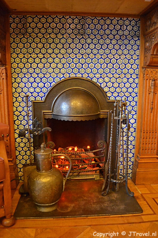 De haard in de Comparitie in Museum De Zwarte Tulp in Lisse