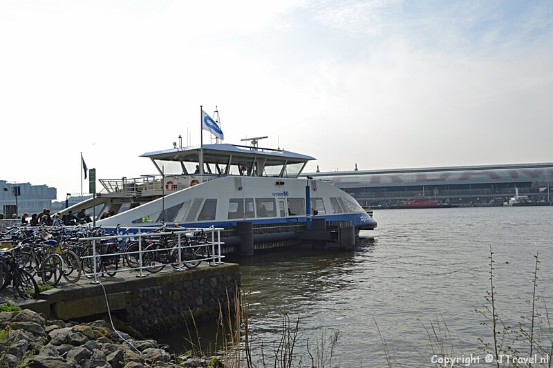 De gratis veerpont over het IJ tussen Amsterdam Noord en Amsterdam Centraal Station