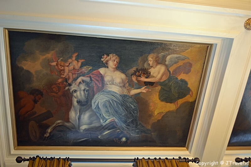 Het plafond in รฉรฉn van de stijlkamers in het Tassenmuseum Hendrikje aan de Herengracht in Amsterdam