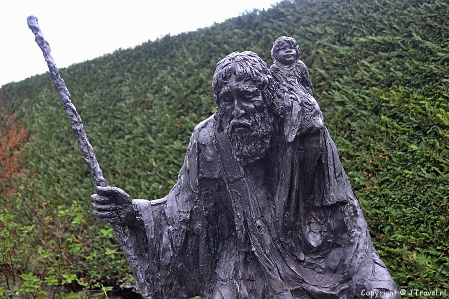 Het beeld van Christoffel in de Bijbelse Tuin Hoofddorp / Copyright ยฉ JTravel.nl