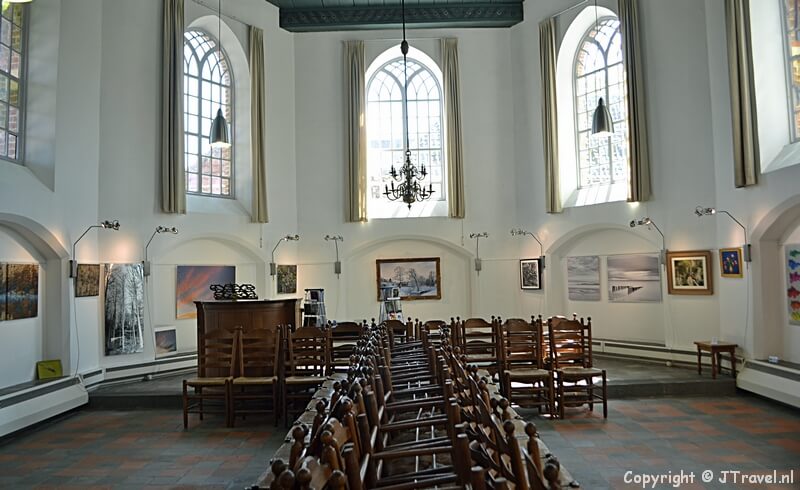 De binnenkant van de kapel in Bronkhorst