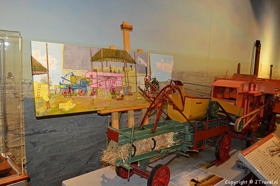 Een dorsmachine in het Historisch Museum Haarlemmermeer in Hoofddorp
