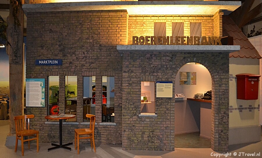 De bank in het Historisch Museum Haarlemmermeer in Hoofddorp