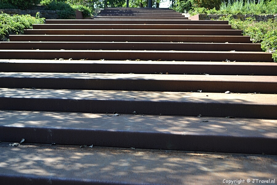 Een trap in het deel waar in 2002 de wereldtuinbouwtentoonstelling Floriade werd gehouden in het Haarlemmermeerse Bos in Hoofddorp