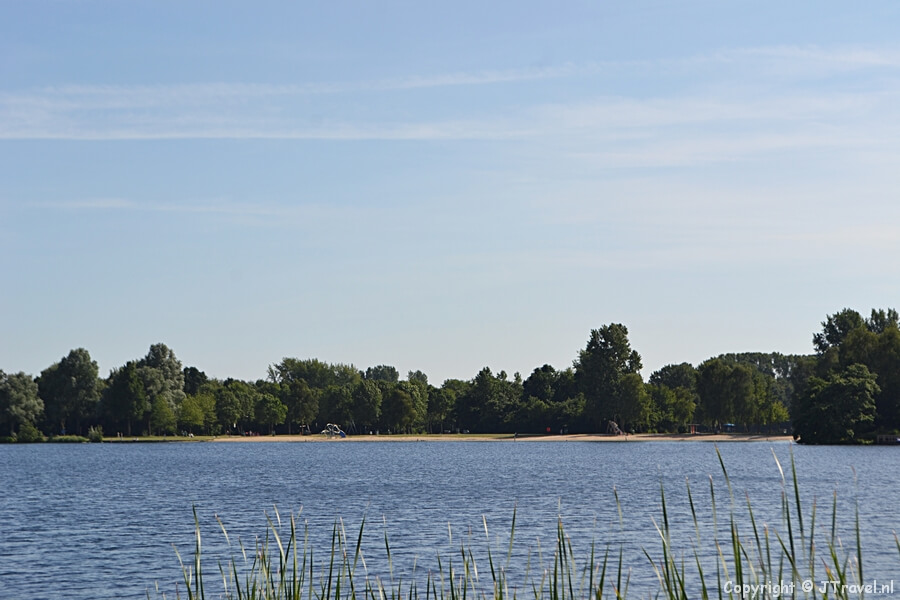 Uitzicht over het meer in het Haarlemmermeerse Bos in Hoofddorp