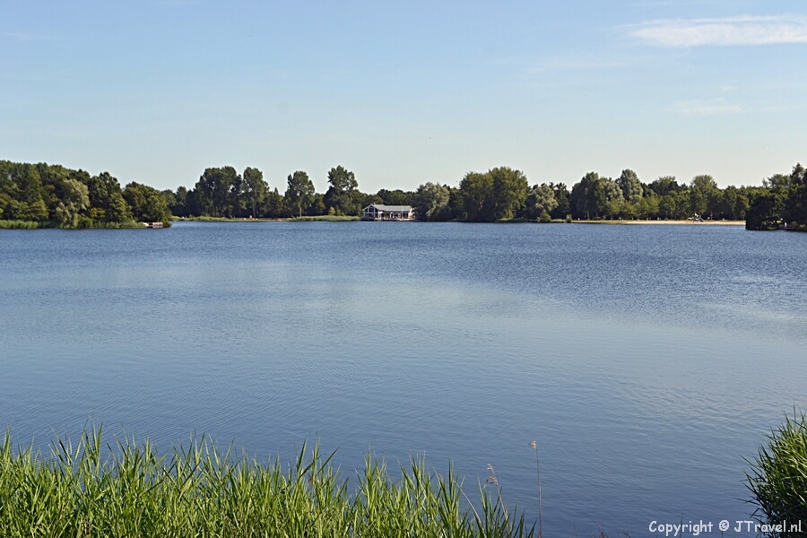 Uitzicht over het meer in het Haarlemmermeerse Bos in Hoofddorp