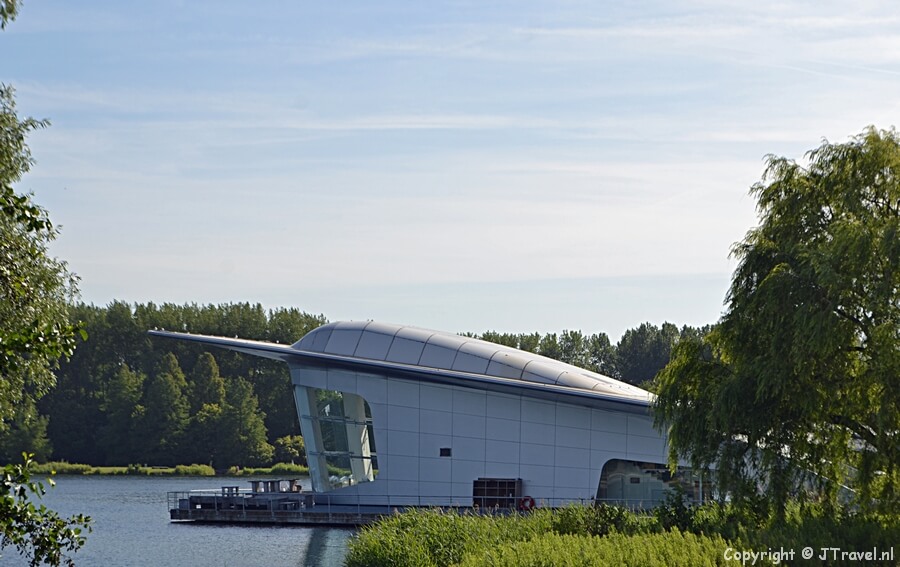 Het Haarlemmermeerpaviljoen aan het meer in het Haarlemmermeerse Bos in Hoofddorp