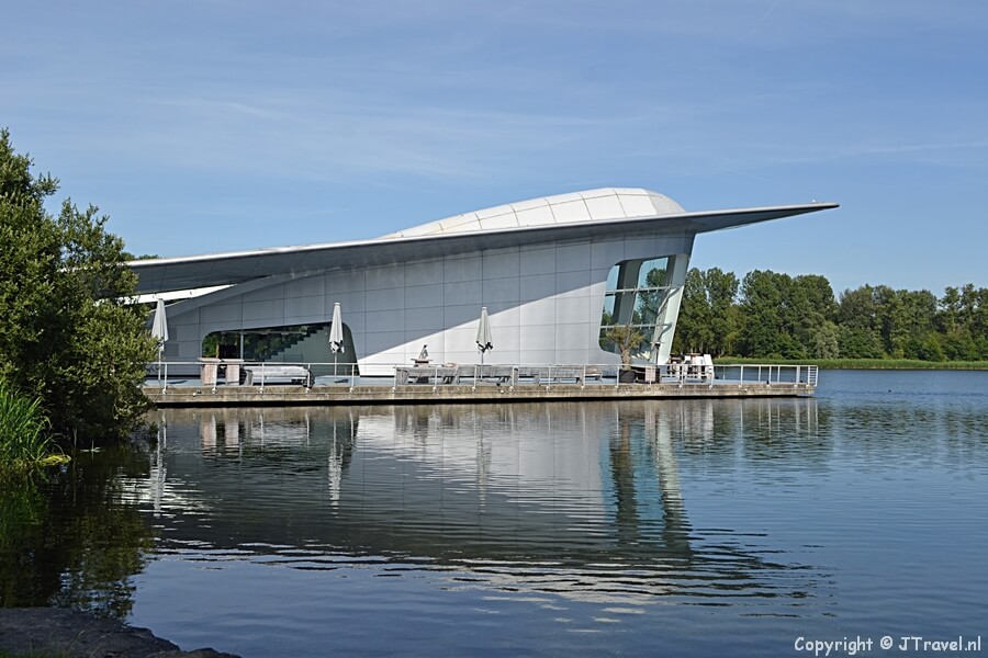 Het Haarlemmermeerpaviljoen aan het meer in het Haarlemmermeerse Bos in Hoofddorp