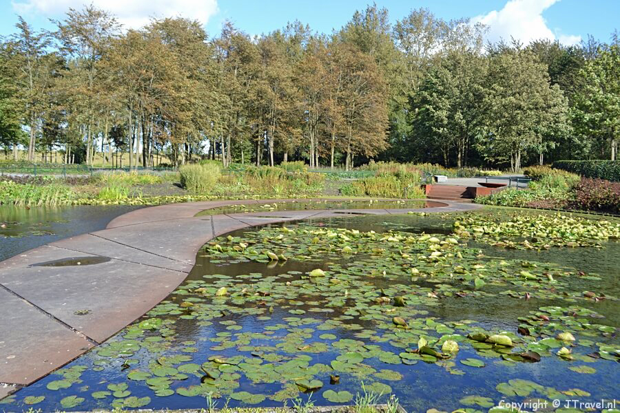 Een overblijfsel van de Floriade uit 2002 in het Haarlemmermeerse Bos / Copyright ยฉ JTravel.nl