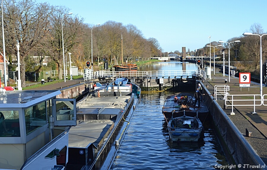 De sluis over het Noordhollandsch Kanaal tijdens de wandeling door Amsterdam Noord