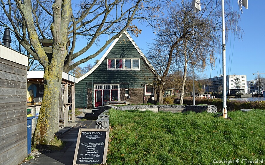 Het Mandelahuisje tijdens de wandeling door Amsterdam Noord