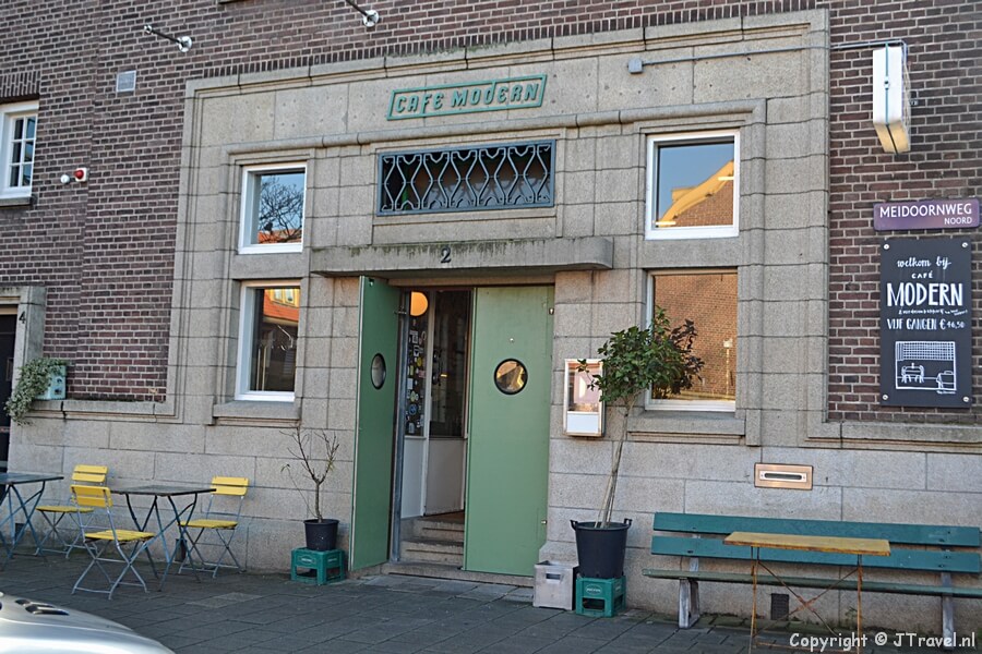 Café Modern tijdens de wandeling door Amsterdam Noord