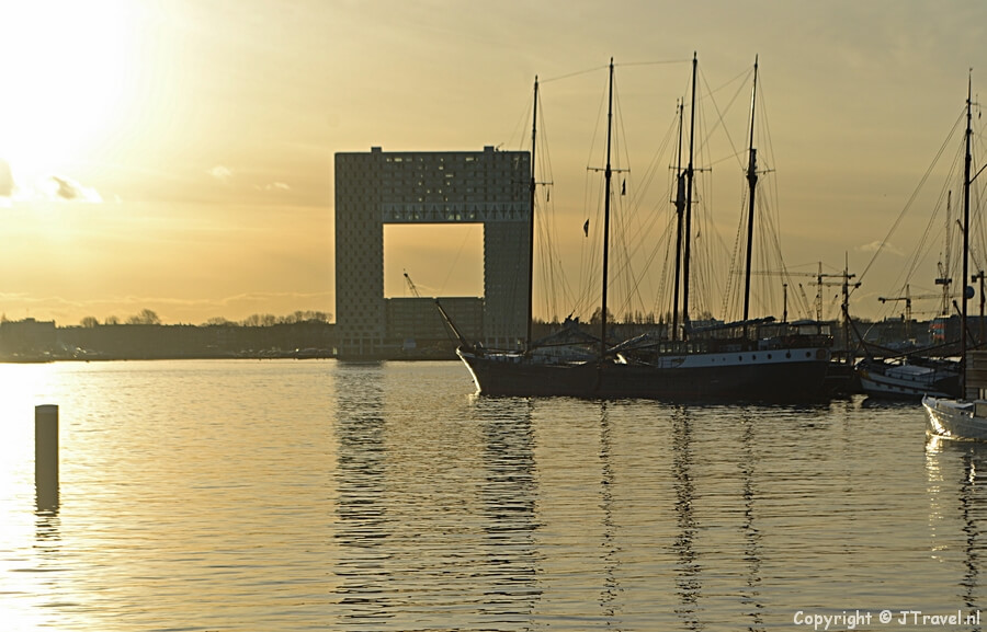 Onderweg naar de NDSM-werf tijdens de wandeling door Amsterdam Noord