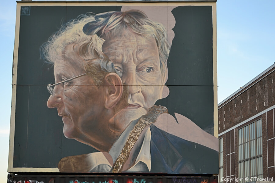 Het portret van de overleden burgermeester Eberhart van der Laan op de NDSM-werf tijdens de wandeling door Amsterdam Noord