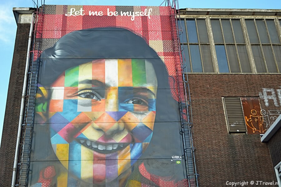 Het portret van Anne Frank op de NDSM-werf tijdens de wandeling door Amsterdam Noord