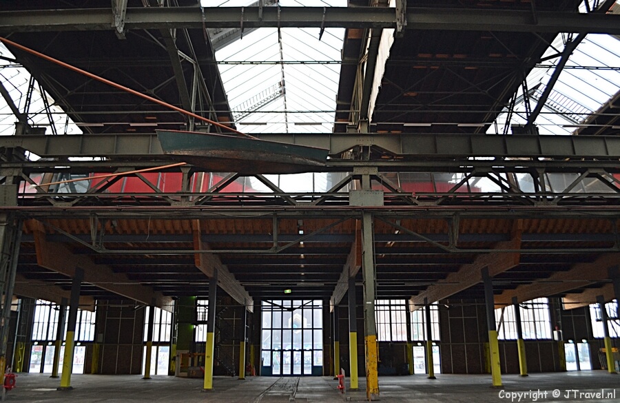 De binnenkant van de oude scheepsloods op de NDSM-werf tijdens de wandeling door Amsterdam Noord