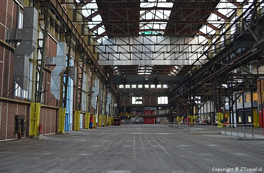 De binnenkant van de oude scheepsloods op de NDSM-werf tijdens de wandeling door Amsterdam Noord
