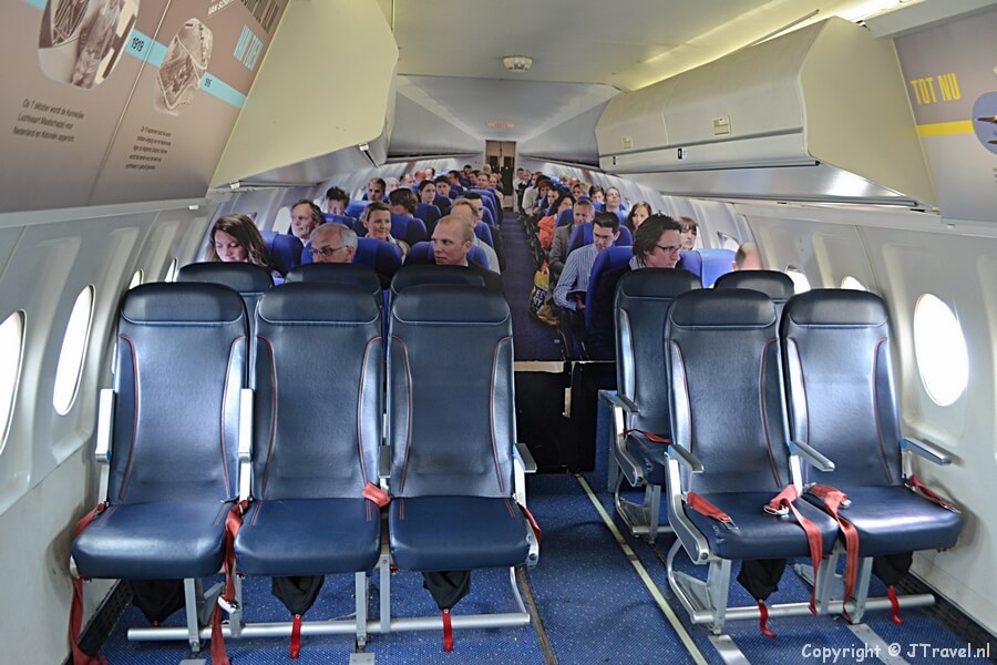Binnen in de Fokker 100 van KLM Cityhopper op het Panoramaterras op Schiphol