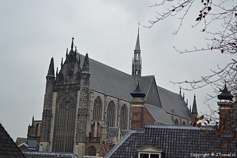 Het uitzicht over de Pieterskerk vanaf de Burcht in Leiden