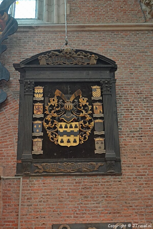 Het rouw- of memeoriebord van de familie De Bye in de Pieterskerk in Leiden