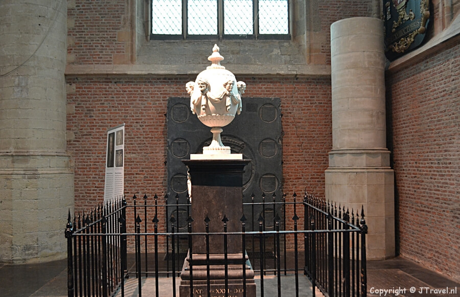 De graftombe van Boerhave in de Pieterskerk in Leiden