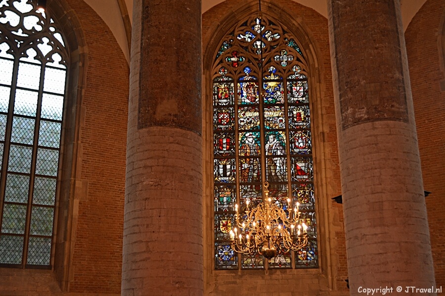 Het glas-in-loodraam dat gewijd is aan Filips van Marnix van Sint-Aldegonde en Prins Willem van Oranje in de Pieterskerk in Leiden