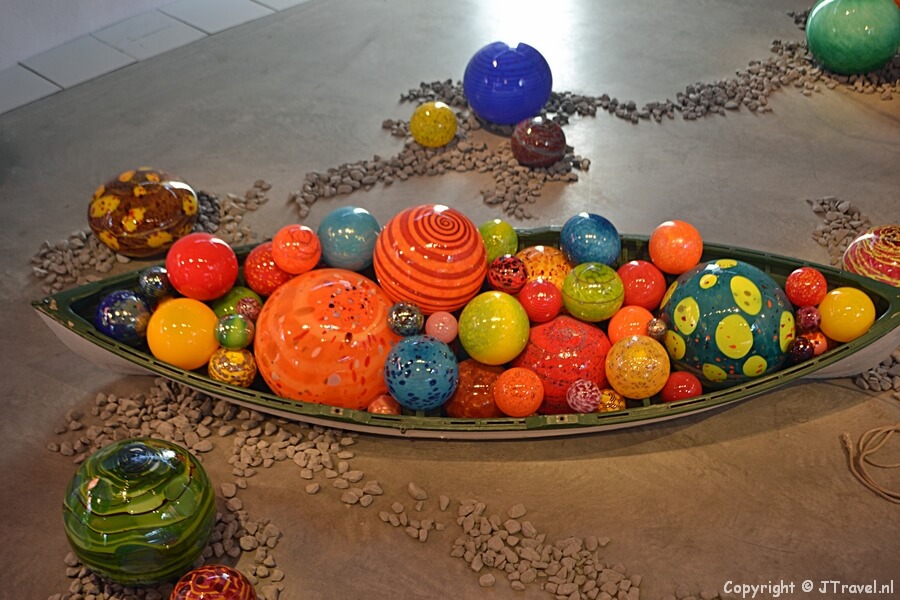 Het werk Fiori Boat & Float Boat van glaskunstenaar Dale Chihuly het Groninger Museum in Groningen